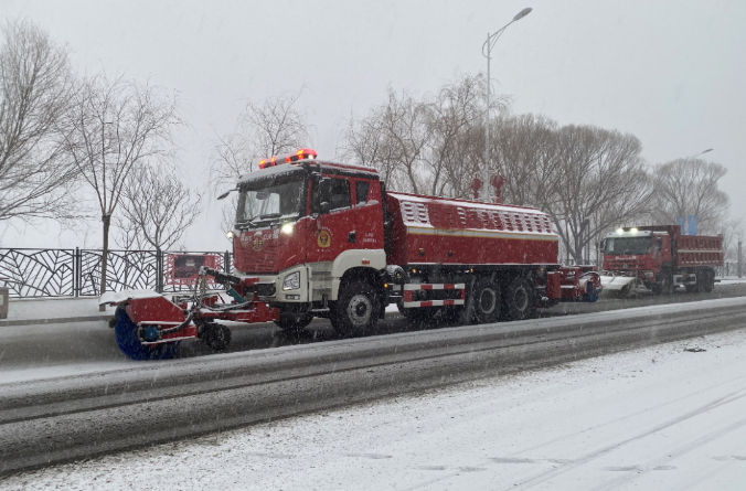 AG庄闲游戏环境除冰雪装备全力投入破冰作业，助力北京道路交通安全